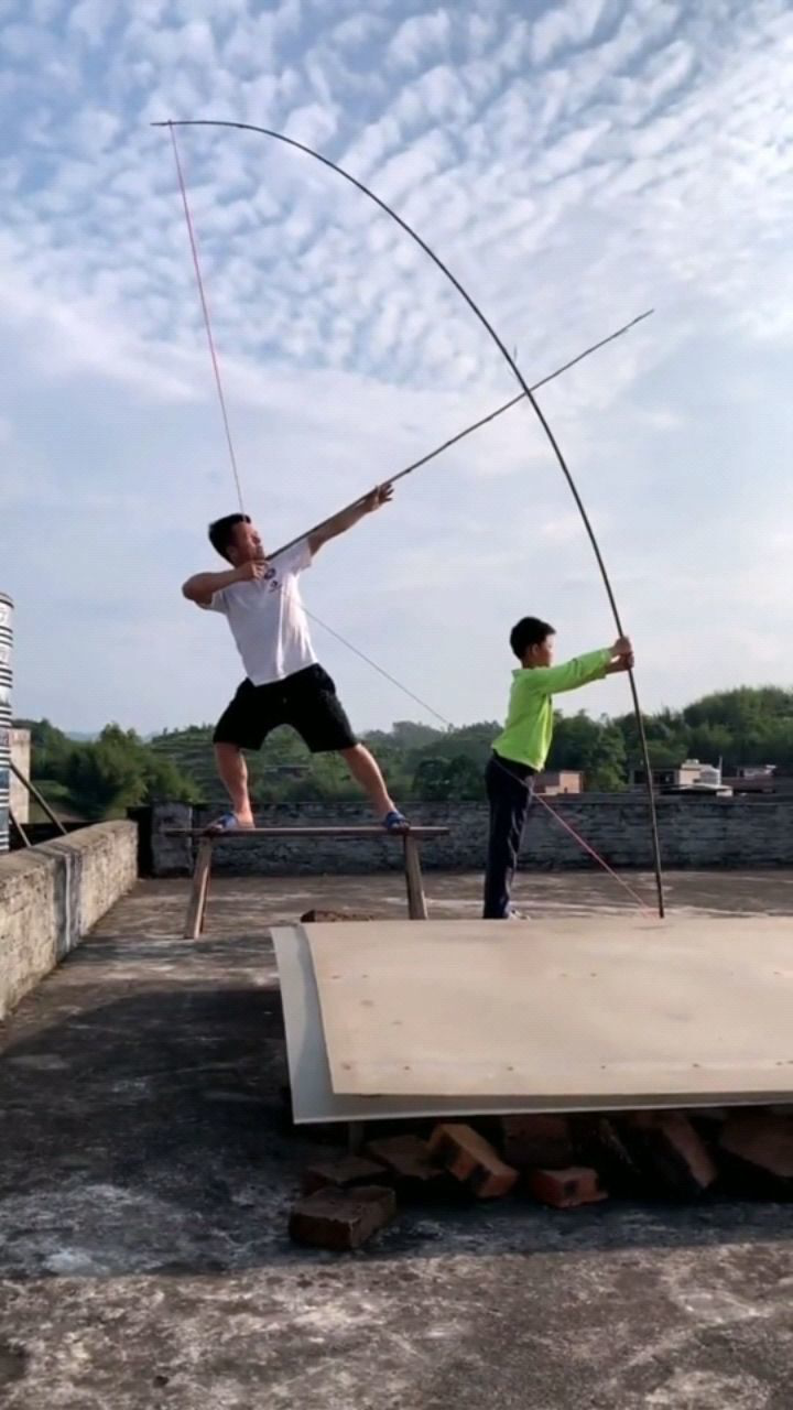 父子俩上演后羿射日,这标准的动作,练了有多久了