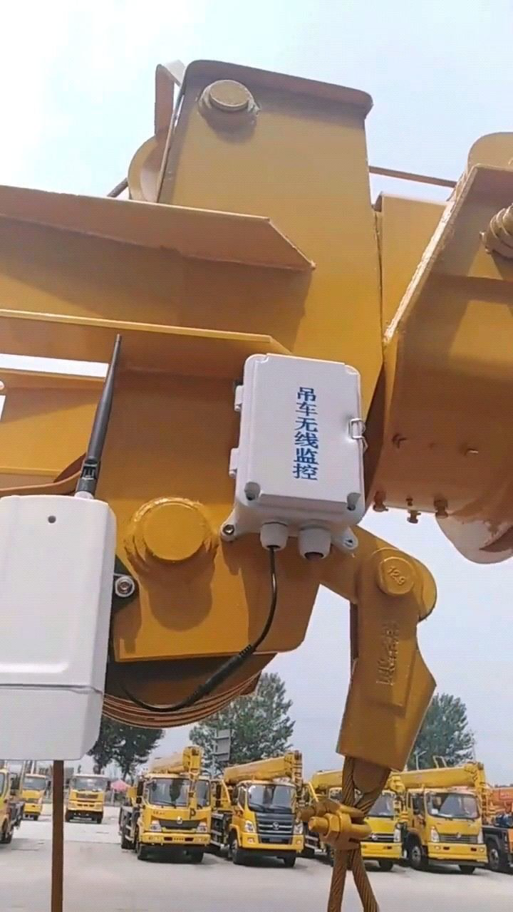 吊车的吊臂上安装高清摄像头有它干活会很方便