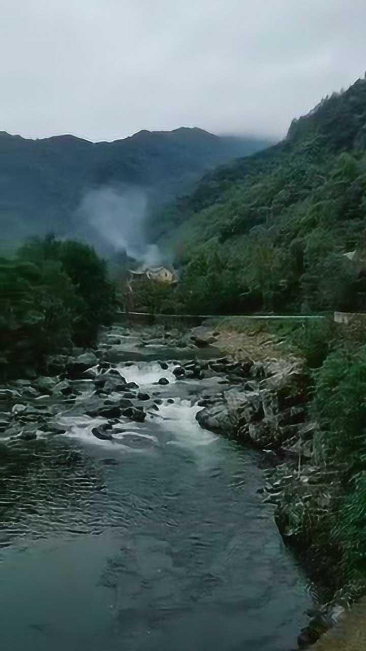 山间小桥流水人家,袅袅炊烟,简直太美了