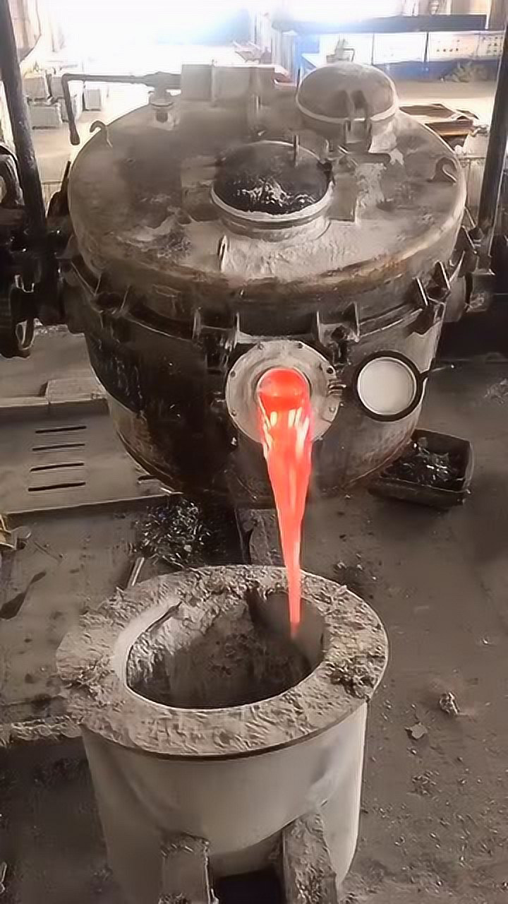 钢铁厂里的大炉子看着这铁水我都有点流口水了真想干一杯