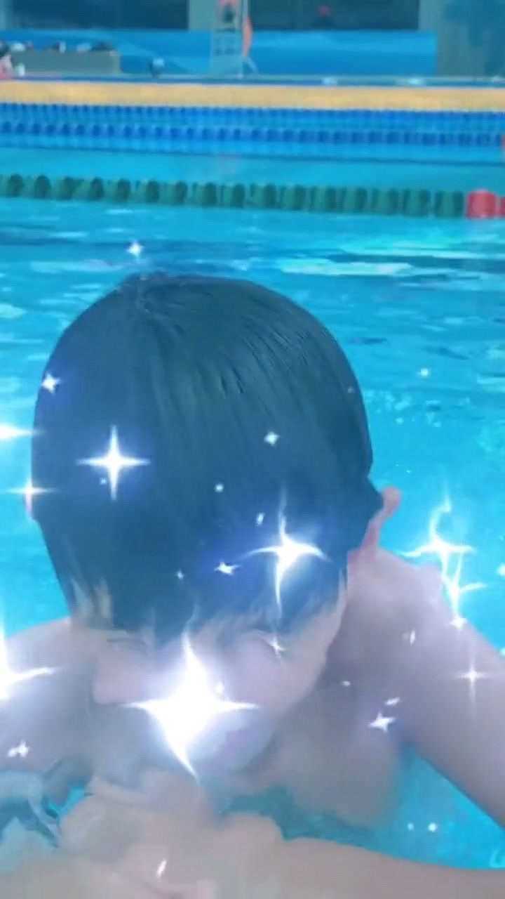 今天的小美好就是放假去游泳让每一天都值得肖添仁