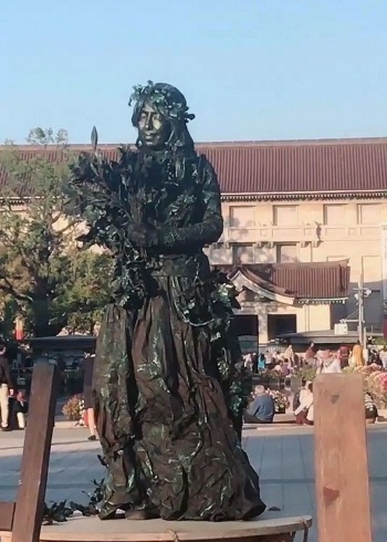 日本女铜人把自己装扮成雕像长时间站立着