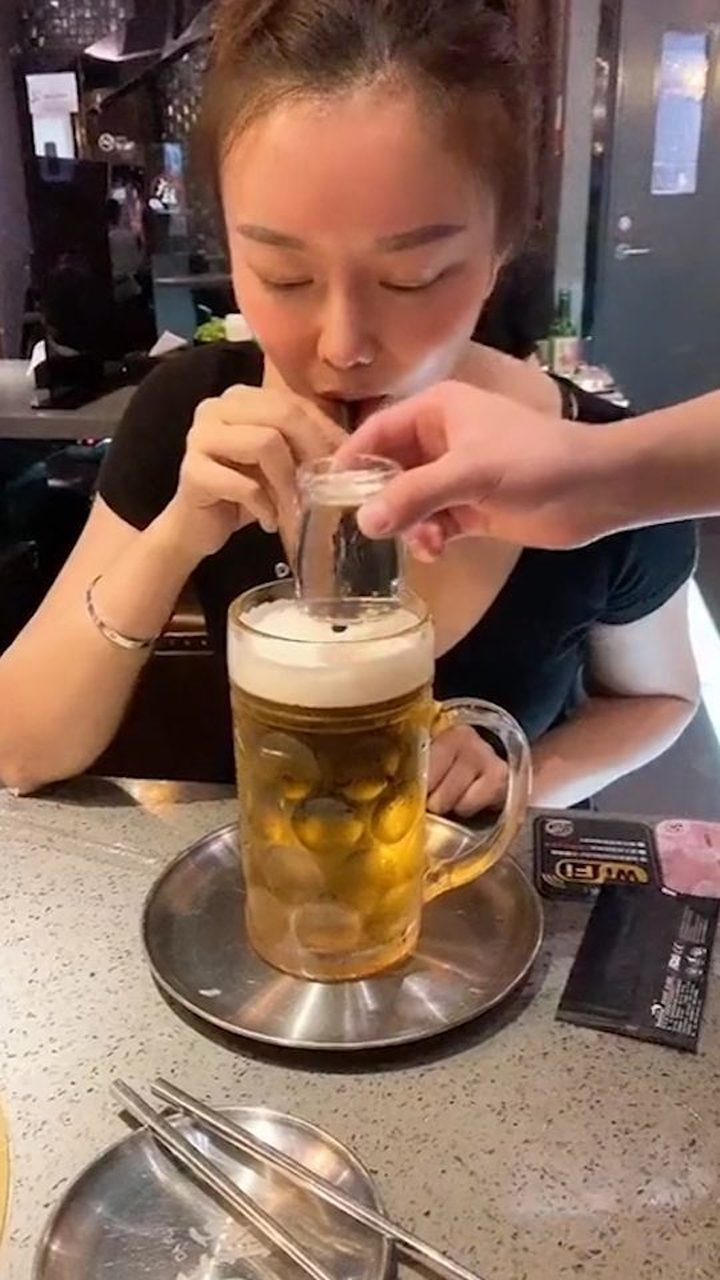 妹子喝酒,也太厉害了吧,佩服佩服!