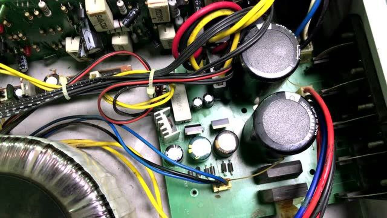 今天看一台定压功放机的维修视频