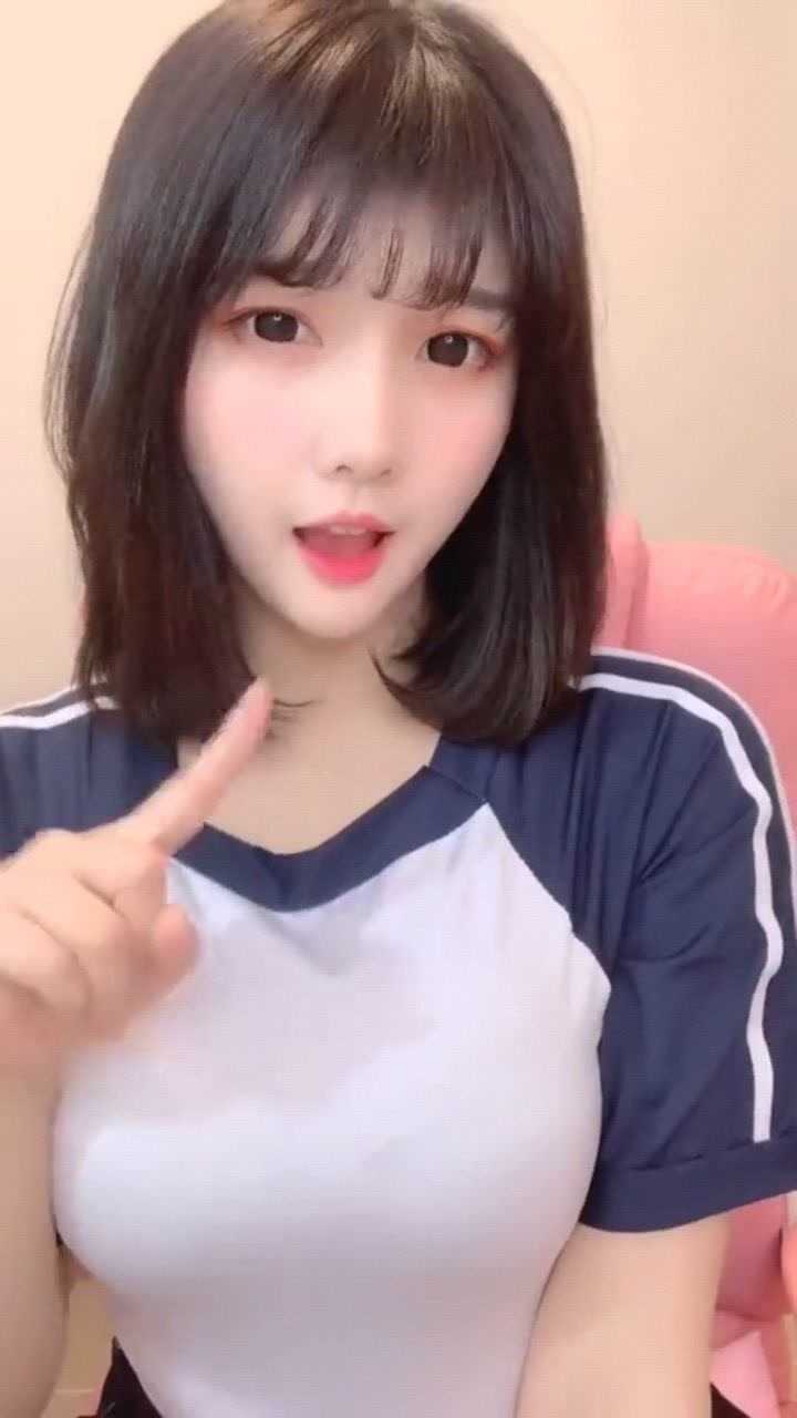 大白兔,白又白,蹦蹦跳跳真可爱!