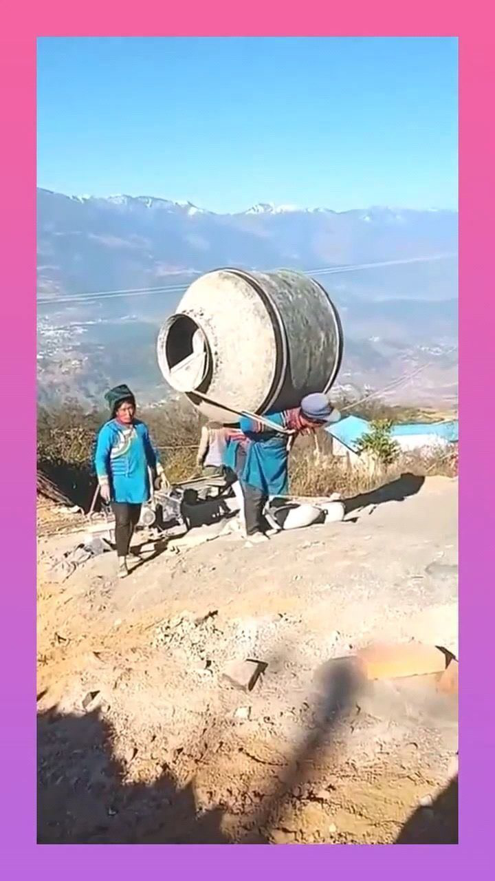 女人为了生活去打工这么重的东西男人都扛不动她居然扛着走了半小时