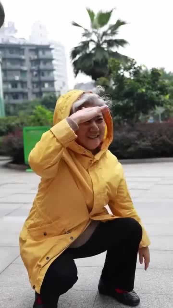 已经过气的小黄鸭陈奶奶心血来潮又模仿起来了看着就有喜感