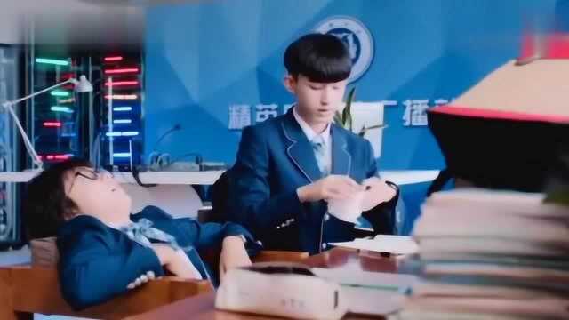 学霸男神在线教学渣美女,有这样的男神在身边,太让人羡慕了!