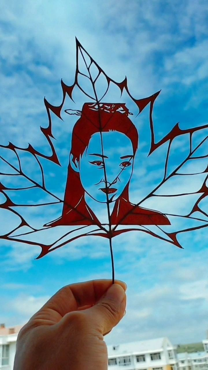 叶雕作品,人物雕像,她是谁?