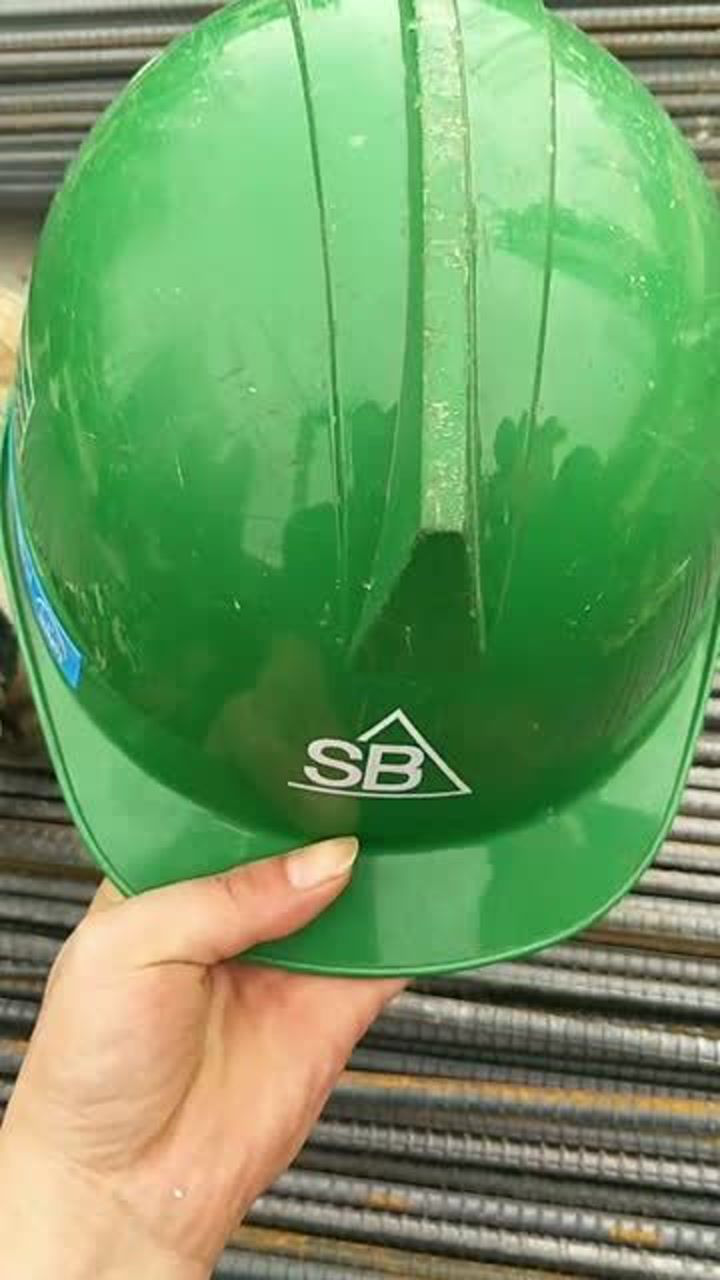 这就是韩国工地的安全帽,不光帽子颜色有点意思,这拼音更有意思!