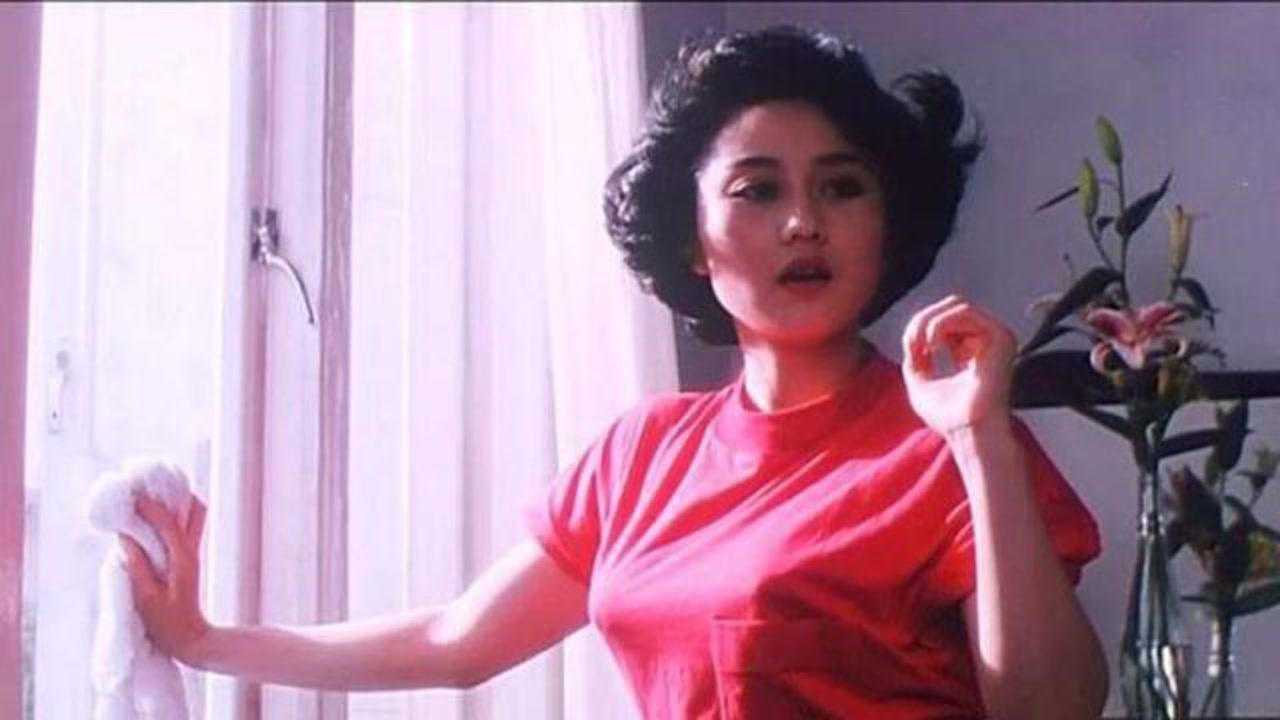 我爱唐人街利智最经典的一段戏戏里擦玻璃完美展示胸围