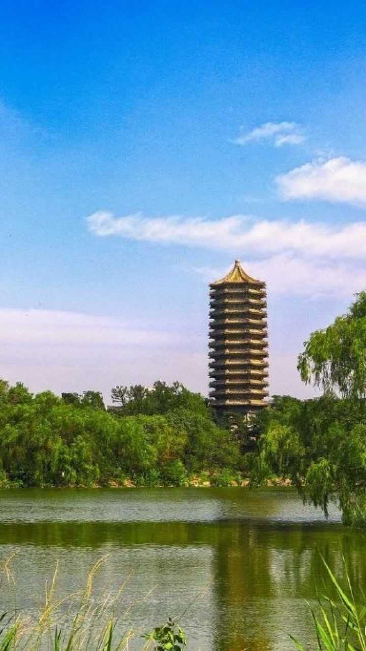 未名湖畔的湖光塔影,北京大学的美景欣赏