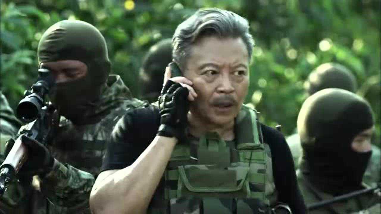 热门影视利刃出击:张老板向虎鲸汇报他们各位的位置,突击队到达指定