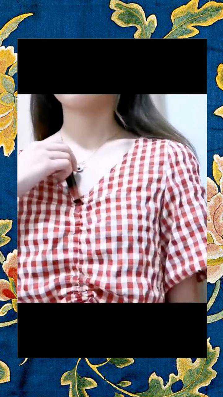 挑战胸前放口红