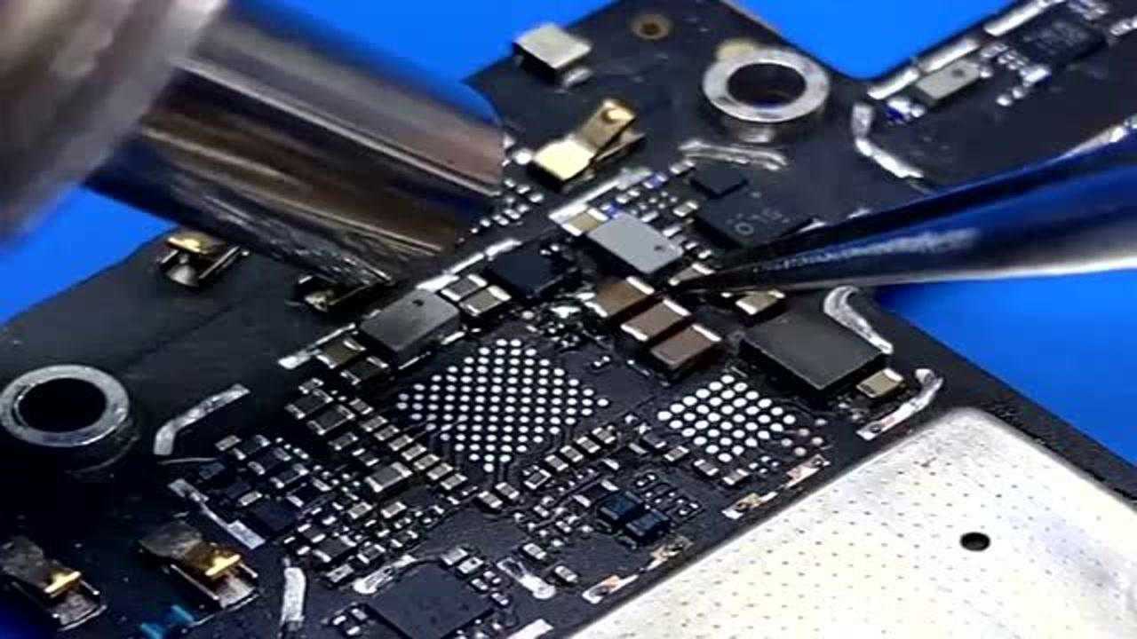 华为mate30主板进水维修主板腐蚀严重上锡过程非常繁琐