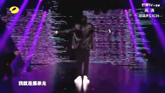 湖南卫视晚会:王一博演唱周杰伦歌曲《龙拳》燃炸舞台!