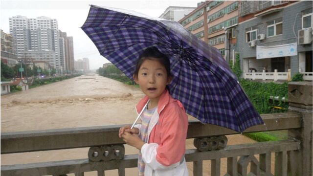 甘肃小县城连续暴雨,快要干涸的小河都发起大水,几十年不遇