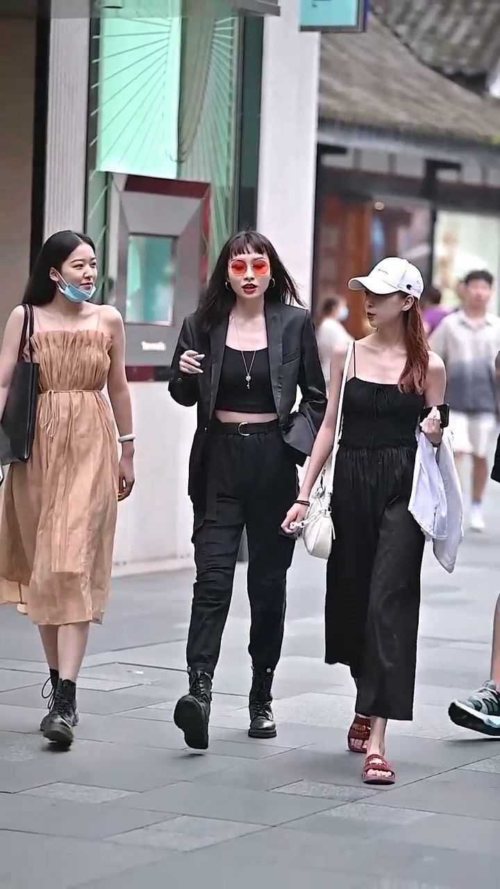 高清视频精神小妹儿来太古里炸街了