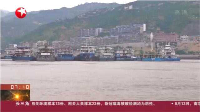 受洪水影响三峡流量暴增,船闸发布停航公告,100多艘货船无法通行