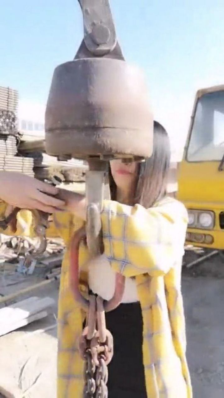 美女体验戴“手铐”，如果把螺丝拧紧，她自己能打开吗？_腾讯视频