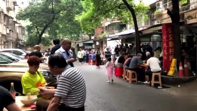 长沙特色早餐粉,一碗带肉12元,200多人端碗吃,吃饭场面像打仗