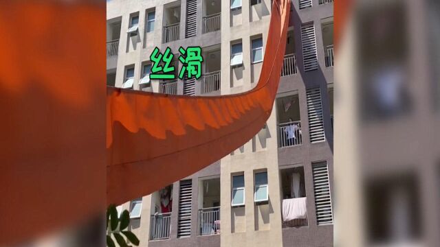 电子科大用神器帮同学搬宿舍 高校学生行李坐滑梯下楼