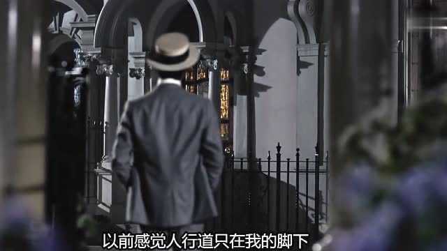 窈窕淑女: 奥黛丽赫本经典影片,男子在赫本门口徘徊,只为见她一面