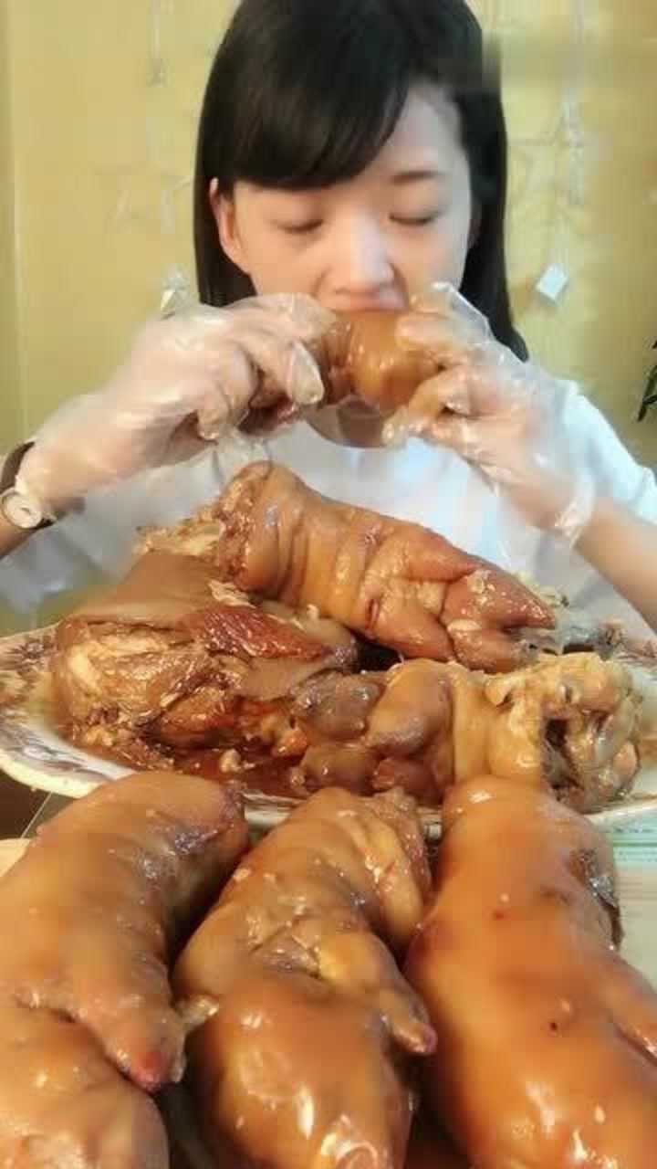 妹子你啃的猪蹄子,看起来好好吃的样子,q弹有力!