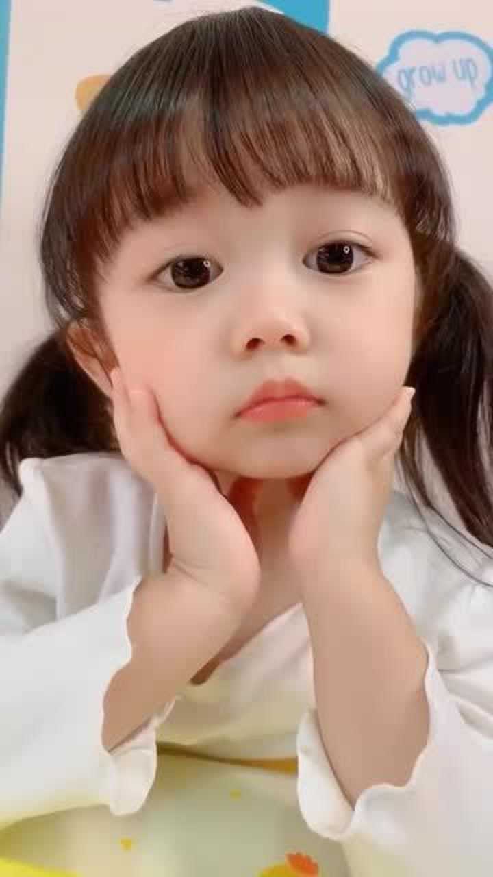 这个双马尾小女孩也太可爱了吧,小嘴嘟嘟的好萌!