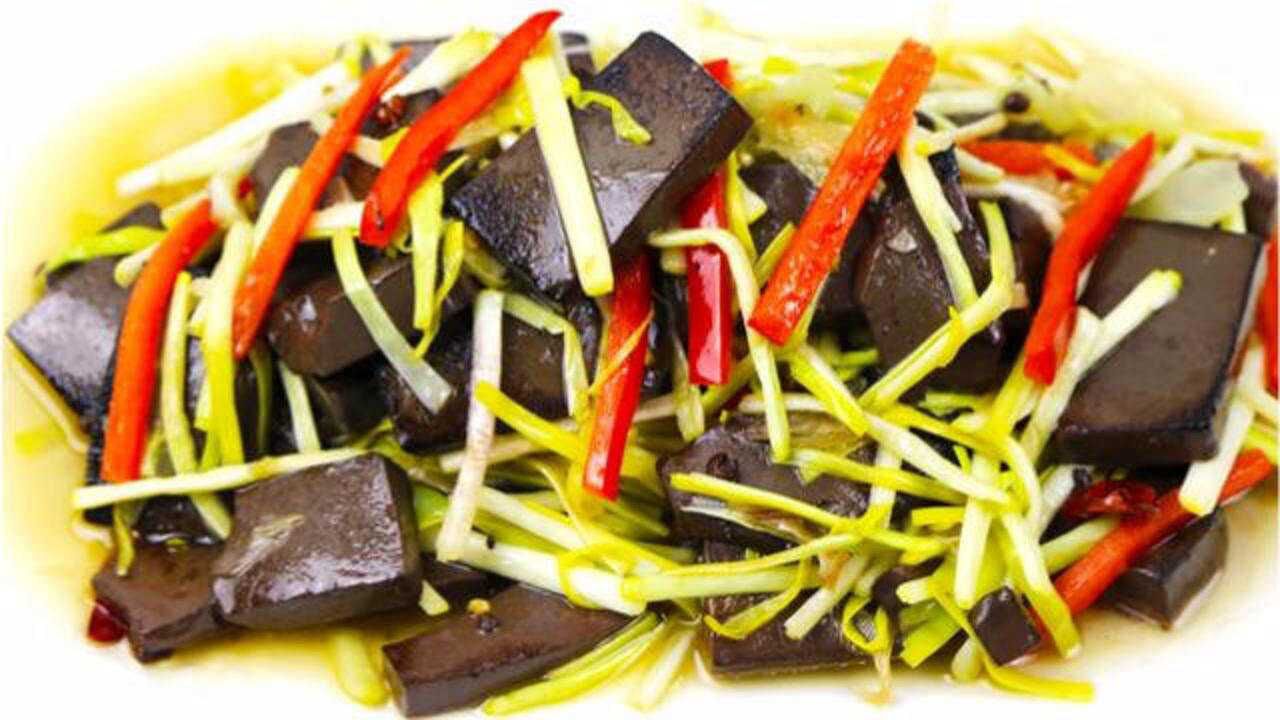 谁说鸭血不是一道好菜看厨师长把蒜黄和鸭血炒在一起好吃到爆