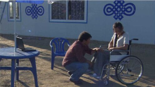 《展旦召》：一个不离不弃男人，愿意一生照顾坐在轮椅上的女孩