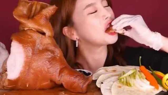 韩国小姐姐吃卤猪头,吃猪舌的表情也太可爱了