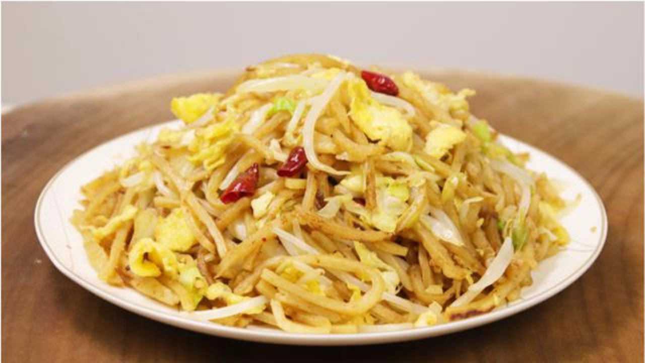 河南特色小吃鸡蛋炒饼,包菜,豆芽做配料,在家做只需2块钱成本_腾讯