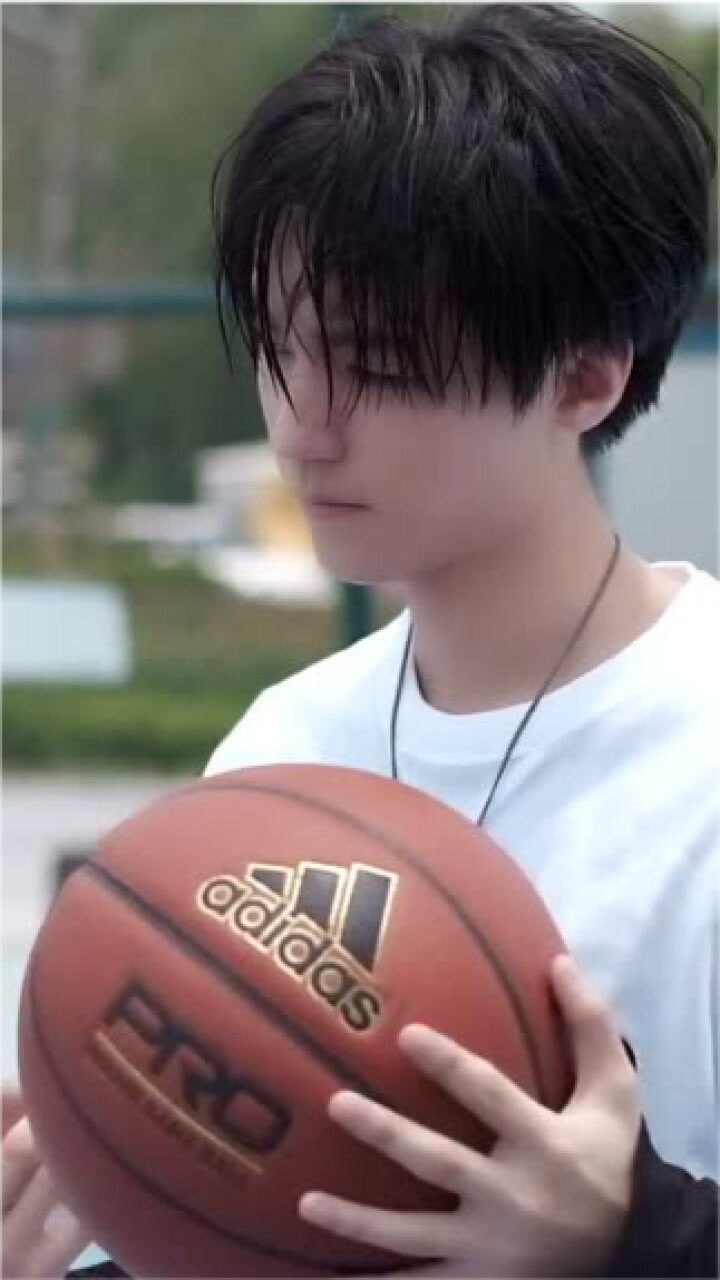 王俊凯篮球场上的照片图片