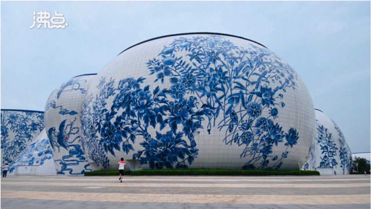 实拍世界最大青花瓷建筑群由26个瓷器8种图案构成有称赞有吐槽