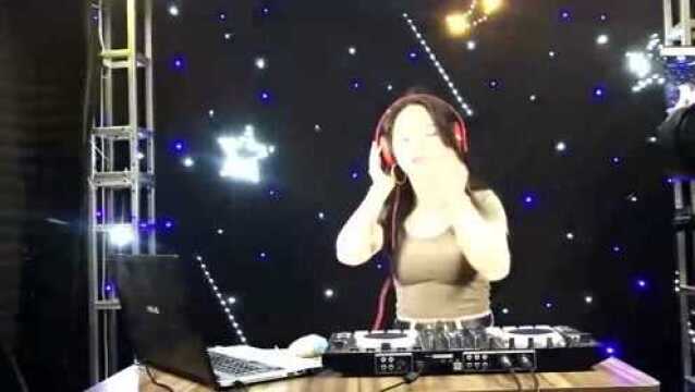 美女DJ现场打碟歌曲《王中王》,经久不衰的舞曲典范