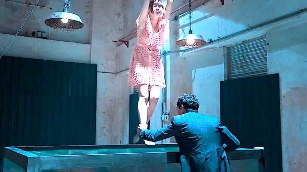 美女被绑架吊在房顶上为让她说出秘密犯罪团伙竟用食人鱼恐吓她