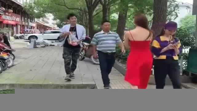 男子看到漂亮美女,意外摔下路面深坑,让美女操碎了心!