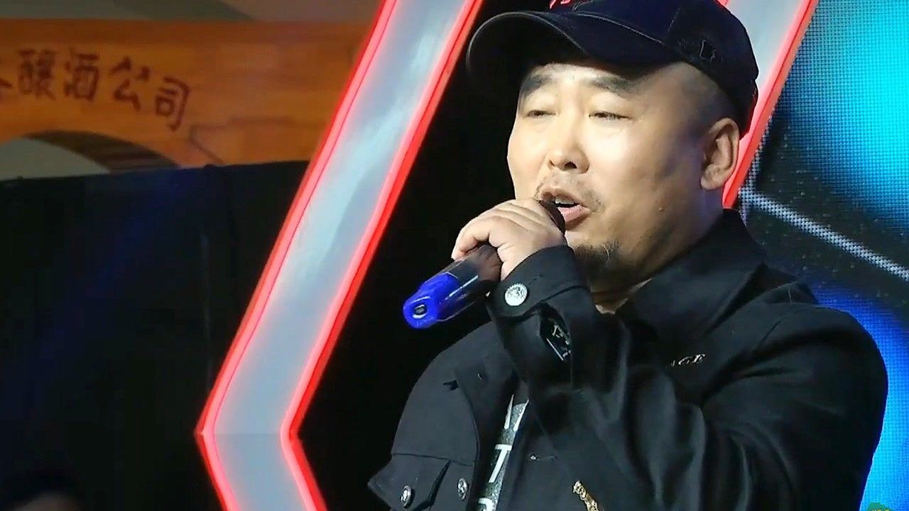 西北歌手大星在内蒙包头演唱经典歌曲《你是我的人》