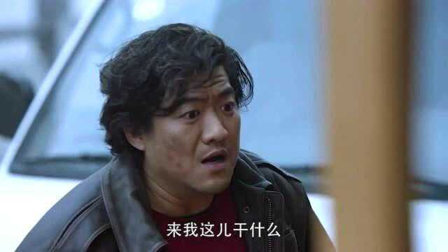 当众下跪求人需要勇气,放下仇恨也需要勇气!很真实!