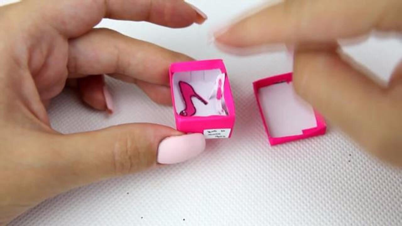 diy手工,纸娃娃的更衣间,漂亮的鞋子装满了整个鞋柜