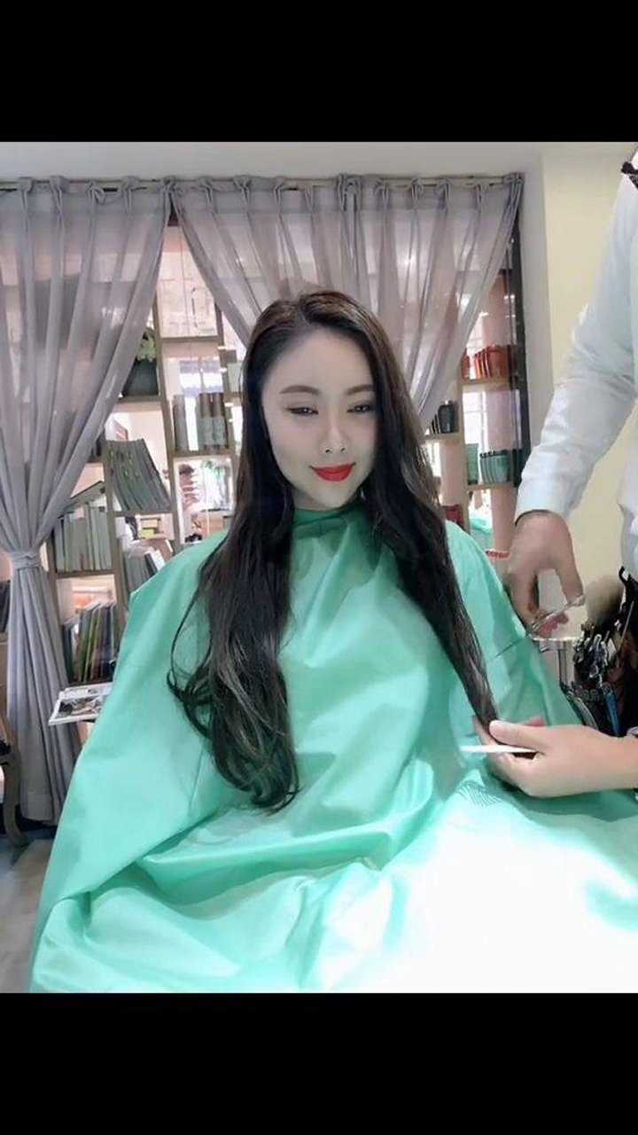 美女剪完头发好开心.