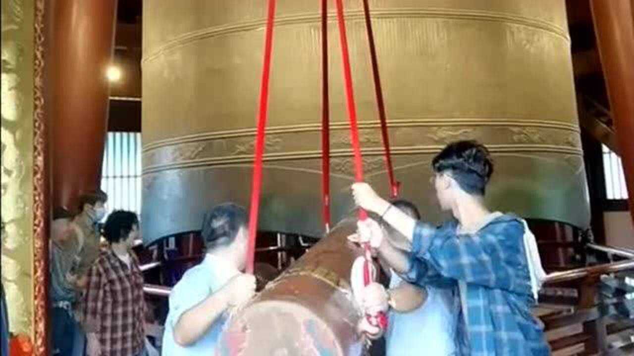 三个人来到寺庙内撞钟,他们齐心协力才把钟撞响,这个木头太重了!_高清1080P在线观看平台_腾讯视频