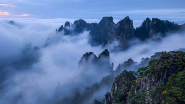 黄山雨后迎来壮观云海 ,烟波浩渺宛如一幅画卷