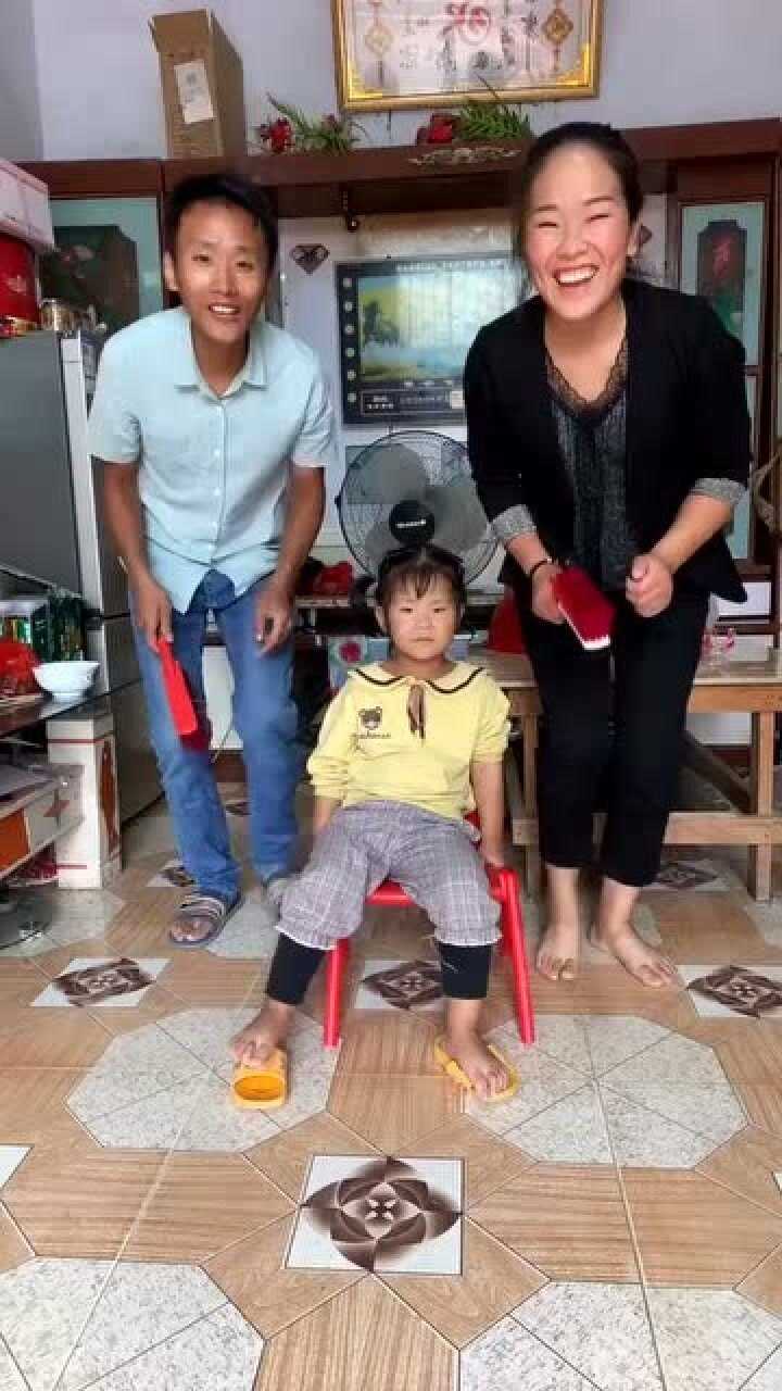 挑战双脚挠痒痒，女儿都快绷不住啦，哈哈哈_高清