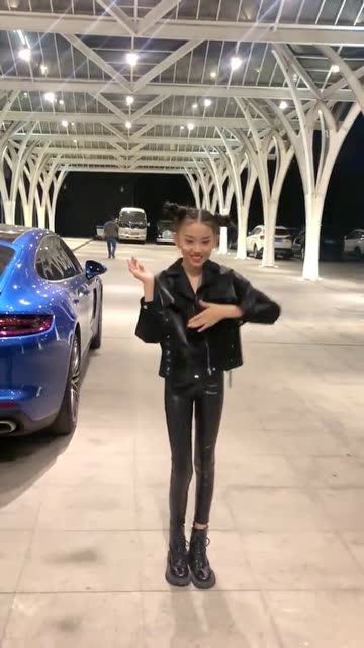 童模宋小睿穿了皮裤看着形象好完美腿犹如筷子一样纤细