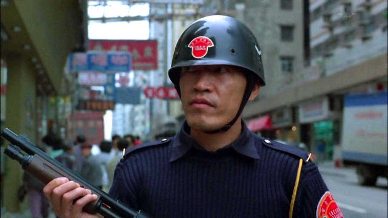 警匪片大傻哥抢劫运钞车不料遇到警察当街开枪太嚣张了