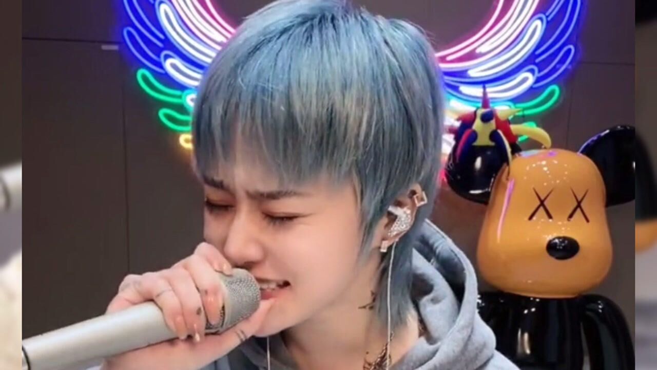 网红一支沫一首《思恋成沙》让她再次火爆网络!歌声清脆悦耳,好听