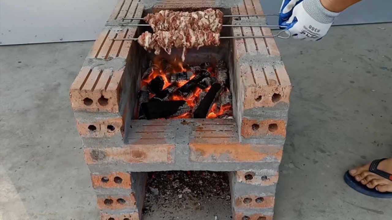 用红砖自己做一个烤炉在家里用起来还挺方便看一下效果怎么样