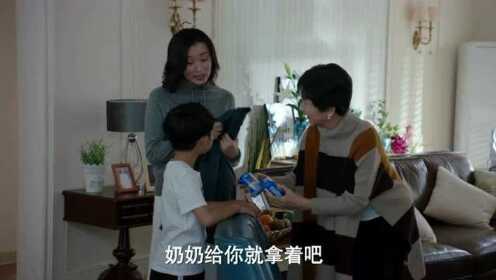 陈俊生父母区别对待平儿和佳清，凌玲和陈俊生在一旁很尴尬